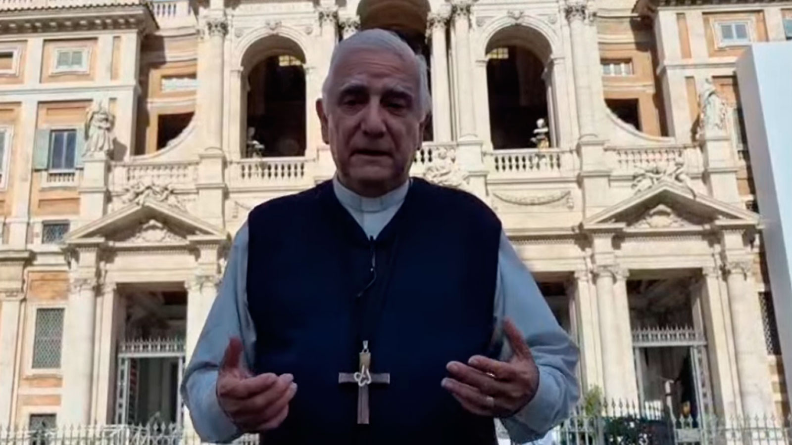 Desde Roma, arzobispo argentino pide orar por el Papa y por las mamás este Día de la Madre