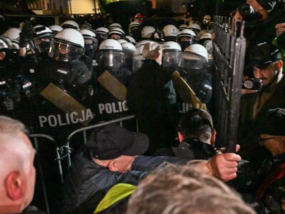 Disturbios llevan al presidente Karol Nawroki suspender viajes
