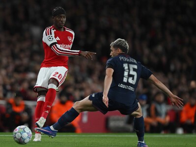El Arsenal sufre pero gana y sigue la pista al City
