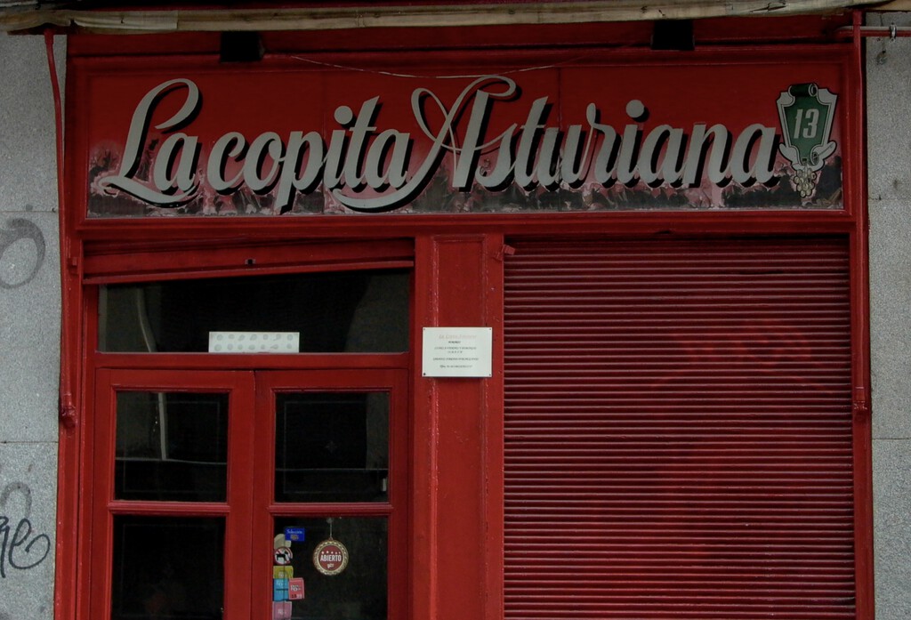 El mítico bar de Madrid donde se rodó esa escena de ‘La bola negra’: café de pota y una familia al frente desde 1959