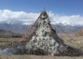 En 2013 un ingeniero indio construyó un glaciar artificial en uno de los desiertos más áridos de la Tierra. 13 años después, la…