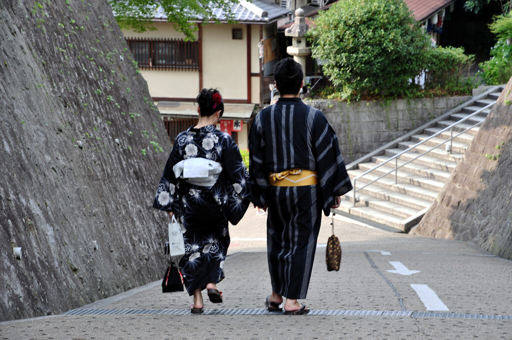 En la carrera por lograr frenar una crisis demográfica desatada, Japón ha encontrado un aliado del pasado: el casamentero