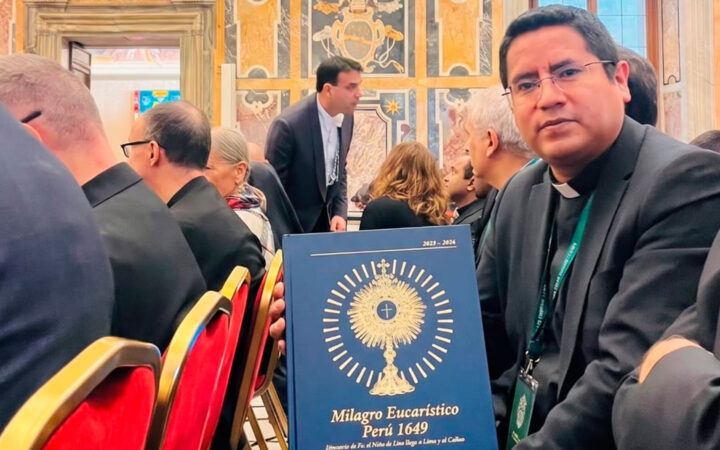 Entregan a León XIV un libro sobre el Divino Niño del Milagro, devoción que él mismo alentó