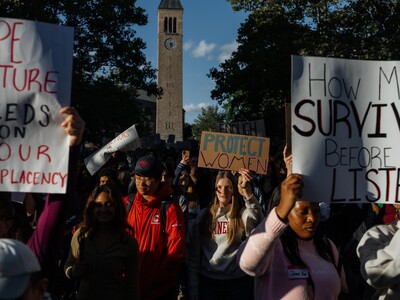 Estudiantes de Universidad de Cornell protestan tras denuncia