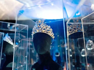 Exposición Miss Universo Puerto Rico muestra 18 coronas