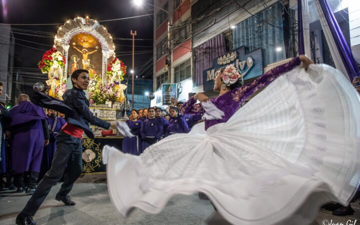 FOTOS: El tercer y último recorrido nocturno del Señor de los Milagros en Chiclayo