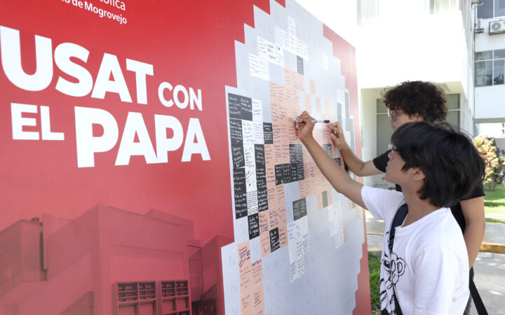 FOTOS | “Te queremos mucho, vuelve pronto”: Los emotivos mensajes de estudiantes al Papa León XIV