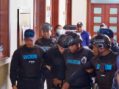 Familiares de víctima de feminicidio le caen a golpes al imputado