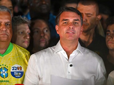 Flávio Bolsonaro huye a EE. UU. con su familia