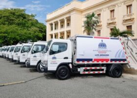 Gobierno entrega camiones compactadores a alcaldías