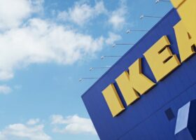 Hoy en Ikea (y rebajada a 19,99 euros) la solución 2 en 1 para ganar espacio en la mesa de trabajo y elevar la pantalla del PC