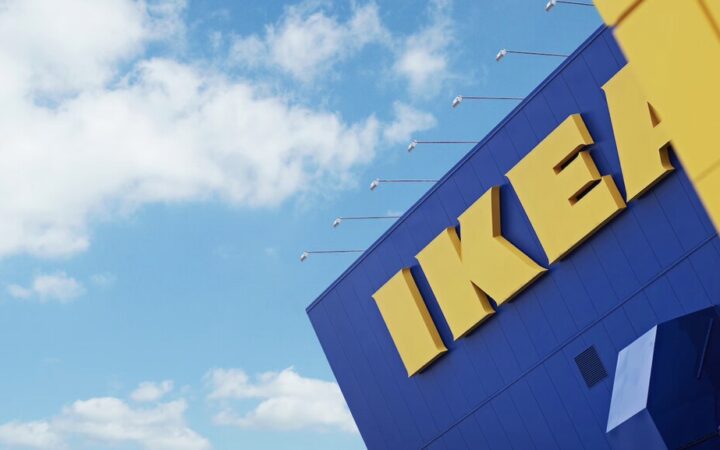 Hoy en Ikea (y rebajada a 19,99 euros) la solución 2 en 1 para ganar espacio en la mesa de trabajo y elevar la pantalla del PC