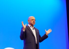 IBM tiene unas cifras que desafían a los gigantes de la IA cerrada: 90% del rendimiento por solo el 10% del coste por token