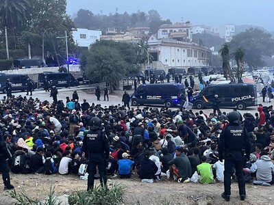 Inician desalojo en Ceuta antes de la visita de los reyes en España