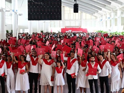 Intec gradúa a 945 nuevos profesionales