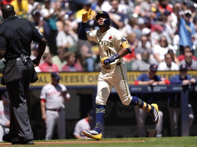 Jackson Chourio conecta el batazo de oro para Milwaukee