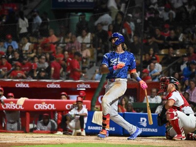 Kelvin Alcántara la saca dos veces, Licey aplasta a los Gigantes