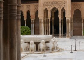 La Alhambra lleva más de seis siglos aguantando terremotos. Ahora quiere un plan por escrito para salvar sus Palacios Nazaríes