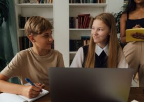 La IA prometía revolucionar las aulas, pero los estudios empiezan a mostrar el efecto contrario en los alumnos