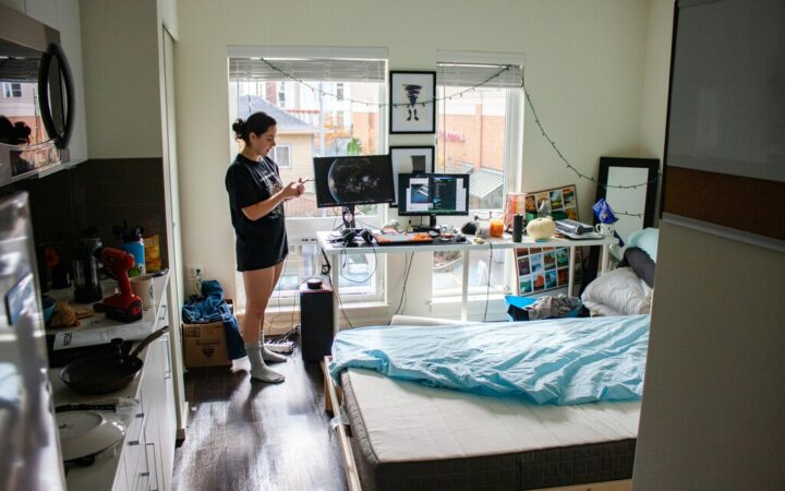 La crisis del alquiler obliga cada vez a más jóvenes españoles a vivir sin salón: «Me di cuenta de que sí lo necesito»