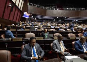 Legisladores piden investigar a la Policía por diputada esposada