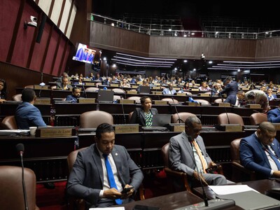 Legisladores piden investigar a la Policía por diputada esposada