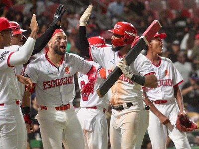 Leones remontan con jonrón de Guzmán, vencen Águilas