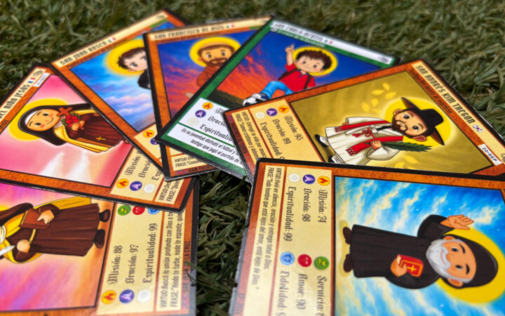 “Llamados al Reino”: el juego de cartas católico que busca acercar a niños y jóvenes a los santos