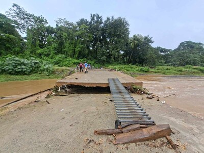 Lluvias provocan caída de puente en construcción en Monte Plata