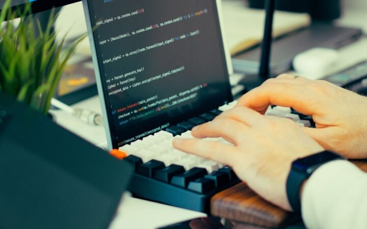 Los agentes de IA están aprendiendo a mejorar su propio software. La clave puede estar en predecir sus errores antes de cometerlos