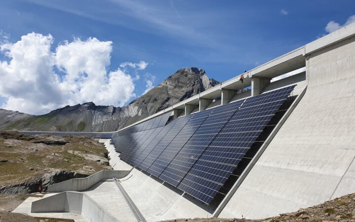 Los suizos han puesto casi 5.000 paneles solares en una presa a 2.500 metros. Tienen una razón: el invierno