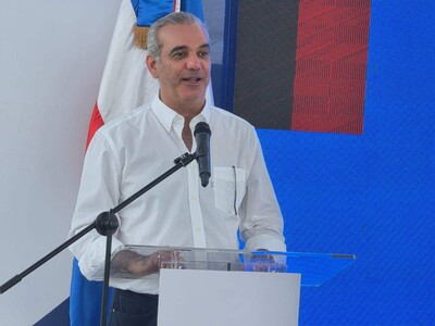 Luis Abinader entrega apartamentos en República Dominicana
