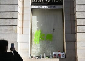 Manifestaciones en Francia dejan comercios dañados y coches calcinados