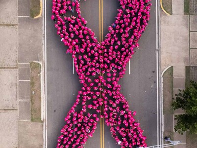 Más de 1,100 personas se unen contra el cáncer de mama en Santiago