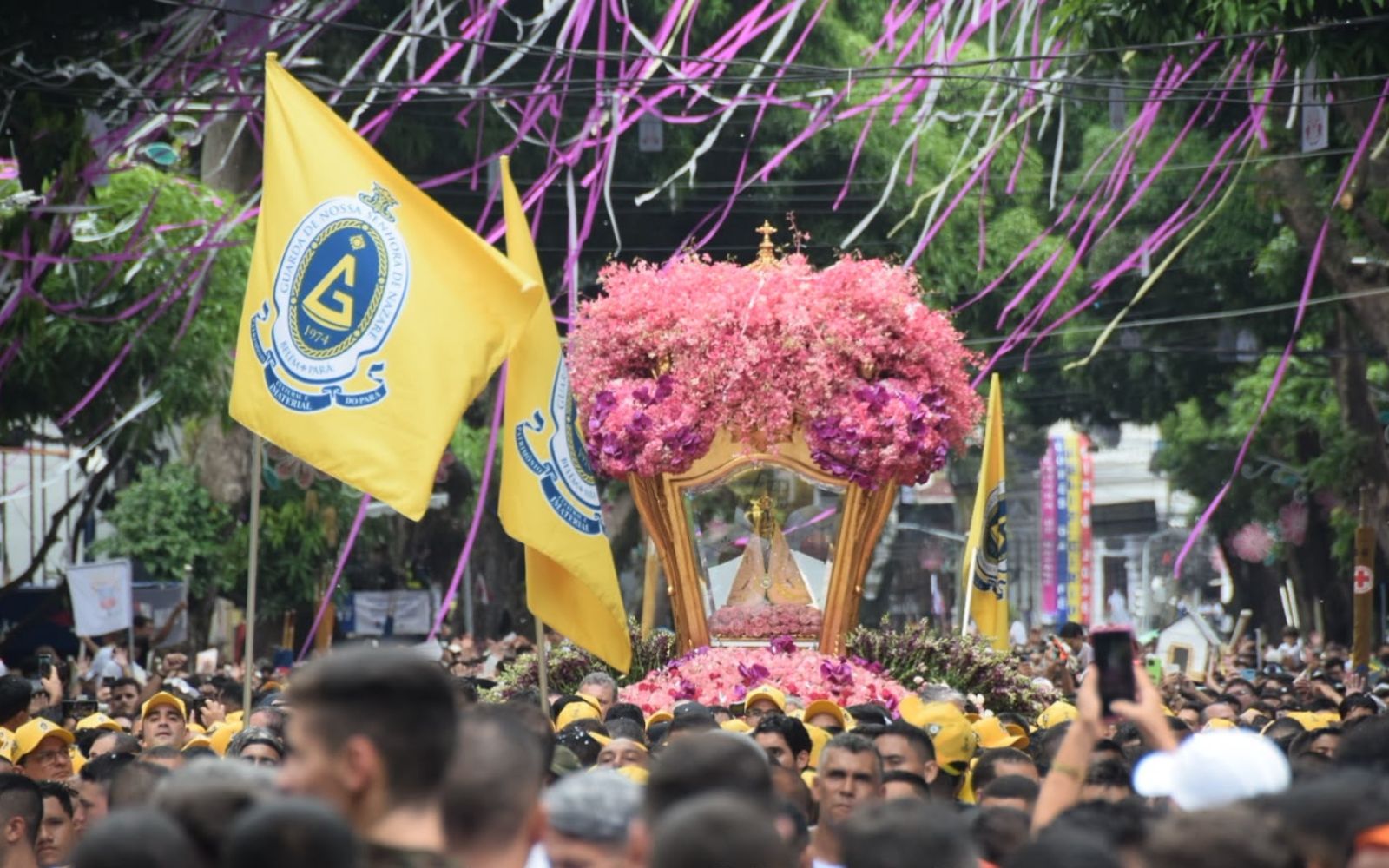 Más de dos millones de personas participan de la procesión del Círio de Nazaré en Brasil