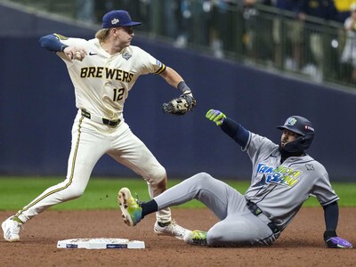 Milwaukee da el primer golpe en el inicio de la Serie Mundial