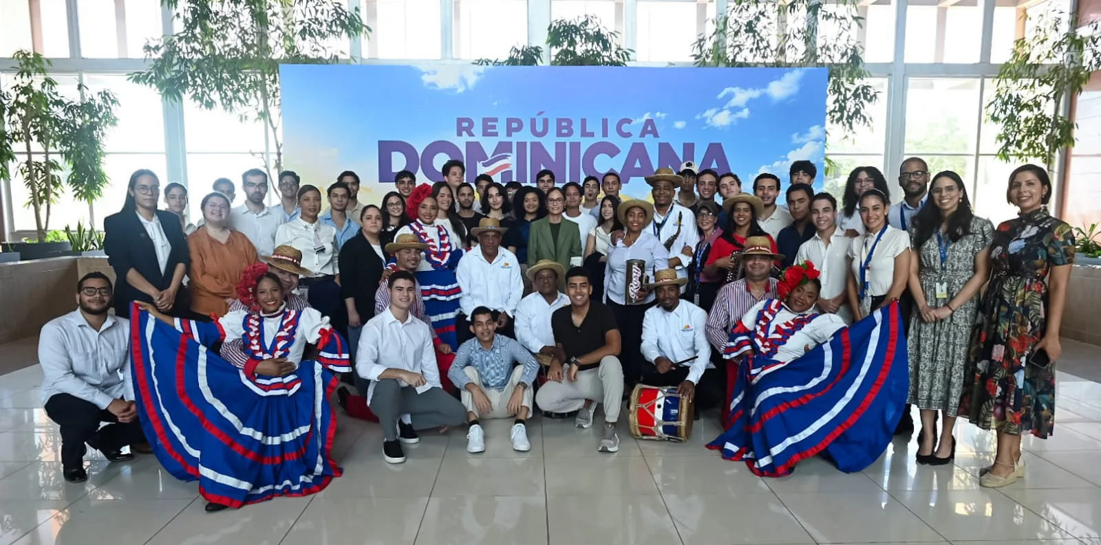 Ministerio de Turismo recibe por primera vez a 33 estudiantes de Business Analytics de Barna Management School