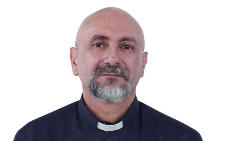 “Murió haciendo lo que amaba”: Así recuerda un compañero al sacerdote golpeado por una cruz en Misa