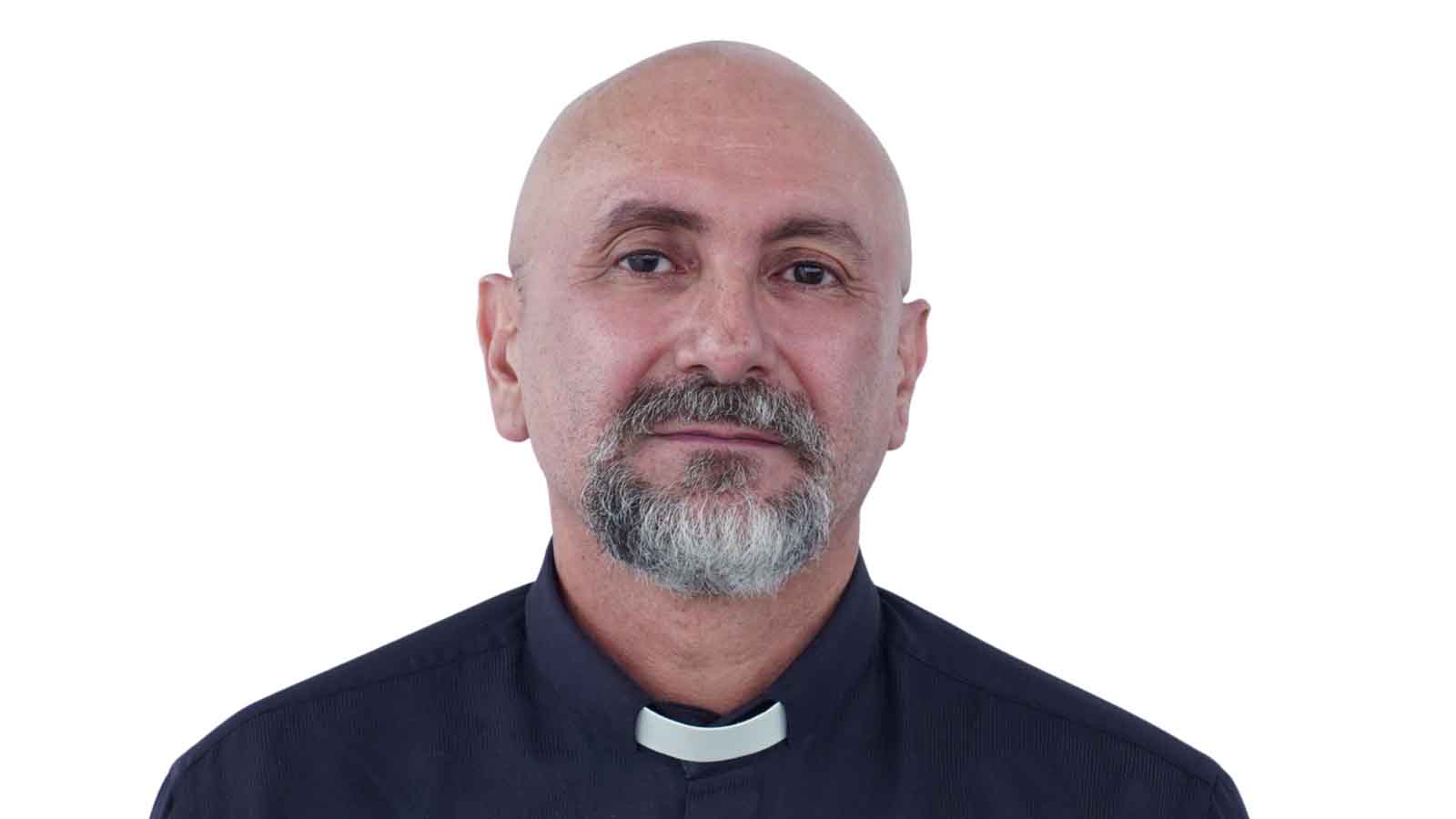 “Murió haciendo lo que amaba”: Así recuerda un compañero al sacerdote golpeado por una cruz en Misa