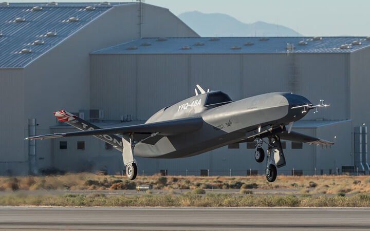Northrop Grumman quiere un compañero para los F-35 y F-22 que no lleve piloto: Talon Blue ya ha realizado su primer vuelo
