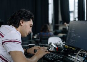 «Nos hemos quedado sin identidad»: los programadores tienen otro frente con la IA: su salud mental