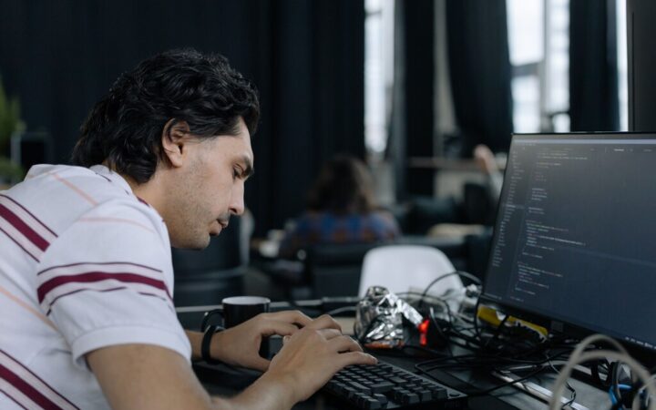 «Nos hemos quedado sin identidad»: los programadores tienen otro frente con la IA: su salud mental