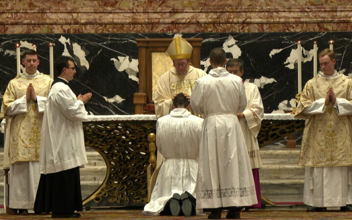 Obispo Barron ordena diáconos a 18 seminaristas del North American College en el Vaticano
