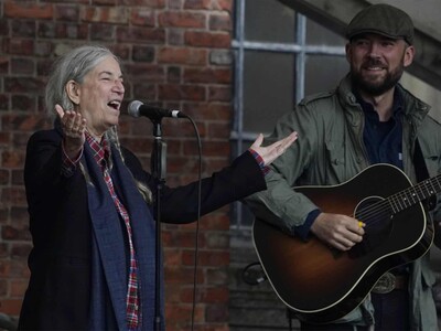 Oviedo recibe a Patti Smith y su himno People have the power