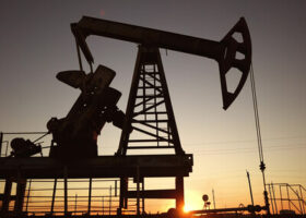 Petróleo de Texas cae más 4 % ante la posible liberación reservas UE