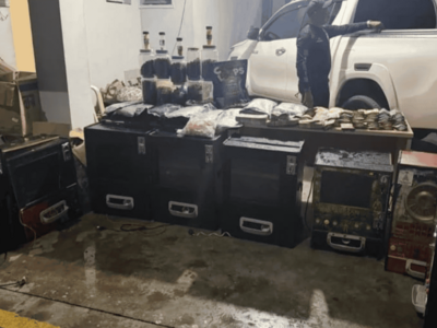 Policía arresta a tres personas y ocupa presunta marihuana
