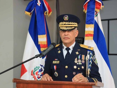Policía feliz por entrega de personas con órdenes de arresto