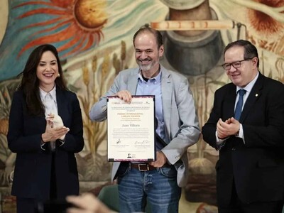 Premio Carlos Fuentes otorgado a Juan Villoro por su trayectoria liter