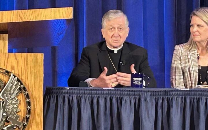 Protestan por premio del Cardenal Cupich a filántropo que donó a Planned Parenthood