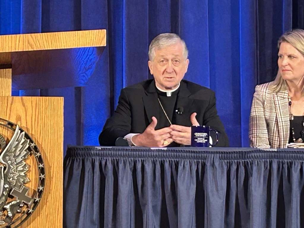 Protestan por premio del Cardenal Cupich a filántropo que donó a Planned Parenthood